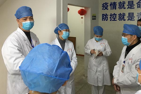 圖為 曾鴻毅院長和上級專家視察感染性疾病病區.jpg